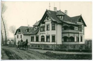 Stauchitz. Häuser und Pferdekutsche