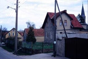 Blick entlang der Dorfstraße, Häuser