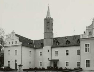 Groß Leuthen, Schloss, West- und Nordflügel mit Treppenturm, Hofansicht