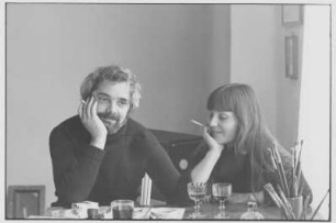 Der Maler Horst Hussel mit seiner Lebensgefährtin Mariancha Kuilman in seiner Wohnung