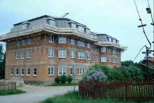großer Neubau mit Mansarddach