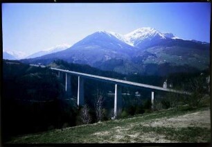 Igls: Europabrücke, Gesamtansicht der Europabrücke mit Schönberg, von Osten