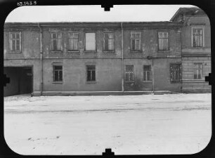 Eisenach, Jakobsplan 9. Kanzlerpalais (E. 18. Jh.). Seitenflügel. Straßenfront (Hinter der Mauer, Teilansicht)