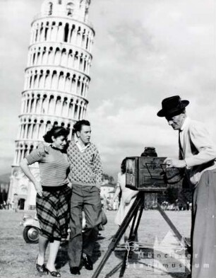 Pisa. Fotograf fotografiert Passanten vor dem Schiefen Turm