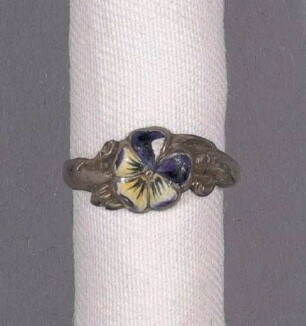 Goldener Fingerring mit emailliertem Stiefmütterchen