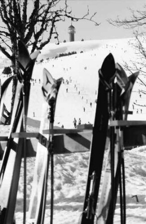 Feldberg: Vom Eingang des Hotels auf Feldberg; Vordergrund angestellte Skier