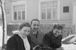 Bad Wörishofen. Hochzeit von Nikolaus Grasser, Bruder des Fotografen. Drei Hochzeitsgäste in einer Kutsche