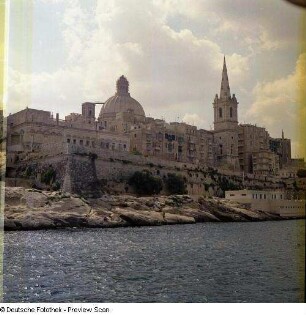 St. Paul's Cathedral : Stadtansicht mit Kuppel der Kirche "Our Lady of Mount Carmel" (nach 1945) und Turm der St. Paul's Cathedral (1844)