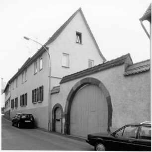 Wohnhaus und Tor; Bad Homburg, Ober-Erlenbacher Straße 3