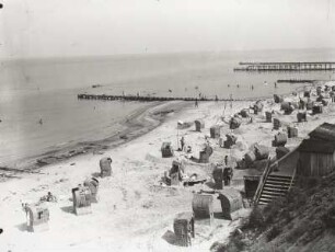 Blick über den Strand gegen die Seebrücke in der Ostsee