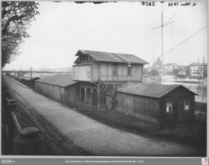 Boothaus des Ruderverein am Schaumainkai mit Obermainbrücke im Hintergrund von Osten