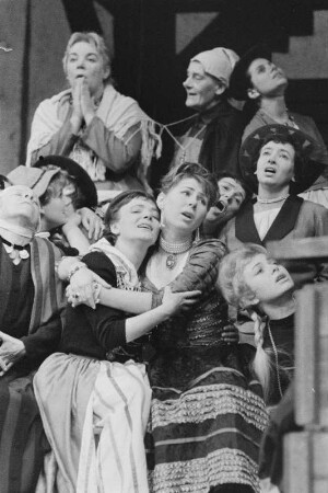 Szenenbilder aus der bayrischen Komödie "Astutuli" von Carl Orff. Mit Fred Düren als Gagler, Steffi Freund als Fundula, Carola Braunbock, Fritz Links, Georg Peter-Pilz u. a. Deutsches Theater Berlin, November 1958