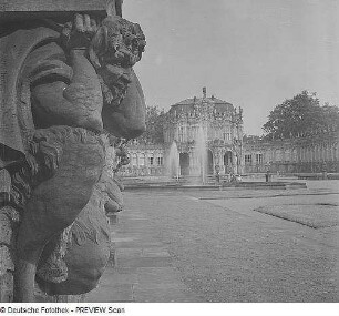 Konsole mit hockendem Faun : Dresden. Zwinger, Blick von der Bogengalerie L mit Konsole mit hockendem Faun zum Wallpavillon