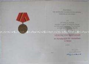Vordruck der Urkunde zur Verdienstmedaille der Kampfgruppen in Bronze (blanko)