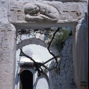 Skyros, Kloster Agios Dimitrios, Klosterportal aus antiken Spolien: Marmorpfeiler und Torso einer Gewandstatue
