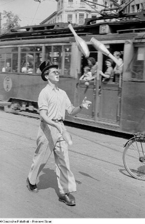 Leipzig. Straßenwerbung des Zirkus Busch. Jongleur
