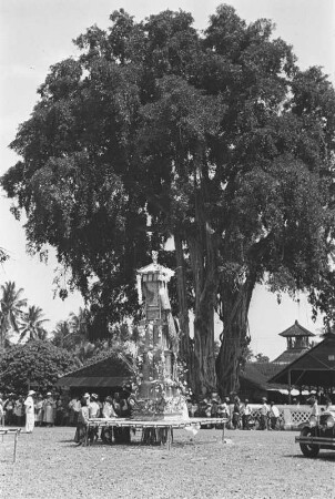 Turm für Leichenverbrennung : Landschaft mit einem großen Baum und einem Turm