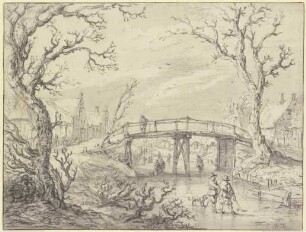 Über einen zugefrorenen Kanal bei einem Dorf eine Holzbrücke, vorne zwei Männer mit einem Hund