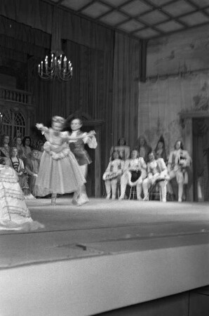 Szenenbilder aus " Der Bettelstudent " von C. Millöcker