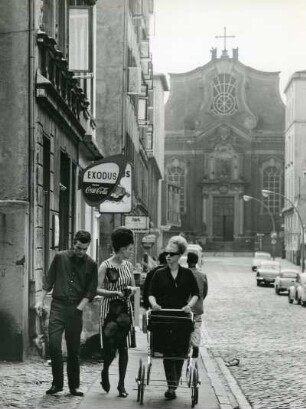 Hamburg-St. Pauli. Schmuckstraße. Im Hintergrund das Gebäude der Polnischen Katholischen Mission