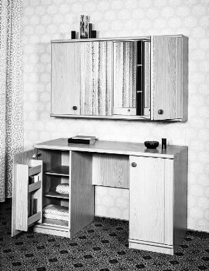 Schreibtisch mit Hängeschrank