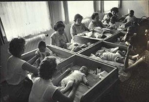 Hamburg-Billstedt. Mütterberatungsstelle. Mütter im Warteraum mit ihren Babys