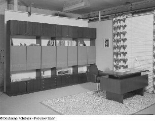 Wohnzimmer : Wohnzimmer (1972; Möbelkombinat Zeulenroda-Triebes (ZEUTRIE)). Anbauwand und Schreibtisch