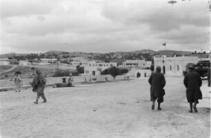 In Libyen : Blick auf eine große Straße mit Personen und Gebäuden
