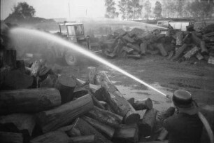 Brand im Holzlager der Papierfabrik Maxau