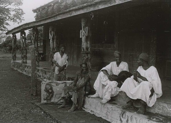 Indigenous people in front of the entrance to the museum in Fumban (capital of Bamumland)