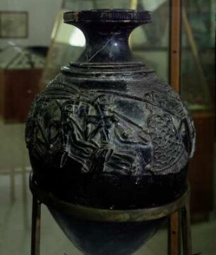Sog. Schnittervase aus Agia Triada (Fragment) : Iraklion. Archäologisches Museum. Sog. Schnittervase (Fragment), Rhyton, aus Agia Triada, unterer Teil ergänzt.