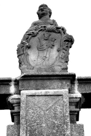 Engel mit Kartusche. Kartusche mit Madonnenrelief: Maria Kladská
