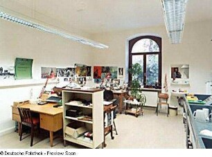 Sächsische Landesbibliothek - Staats- und Universitätsbibliothek Dresden. Außenstelle Deutsche Fotothek. Erdgeschoss. Referat Fotowerkstatt, Dienstzimmer Fotografen mit Hellarbeitsplätzen und Naßstrecke : Dresden-Neustadt, Bautzner Straße 19. Sächsische Landesbibliothek - Staats- und Universitätsbibliothek Dresden. Außenstelle Deutsche Fotothek. Erdgeschoss. Referat Fotowerkstatt, Dienstzimmer Fotografen mit Hellarbeitsplätzen und Naßstrecke