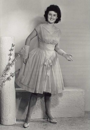 Porträt eines jungen Mädchens aus der Familie Kreisel im Perlon-(Dederon-)Kleid mit Petticoat