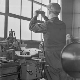 Lehrling bei Borgward überprüft sein Bauelement