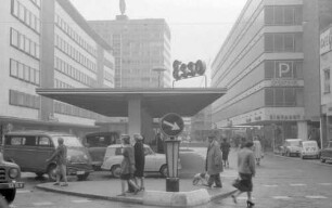 Frankfurt: Esso-Tankstelle und Parkhaus-Hochhaus