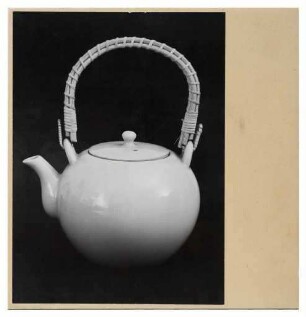 Tafel 16 / Teekanne aus Porzellan mit Bambusgriff (Werkbundkiste Das Gießgefäß, Bildtafel)