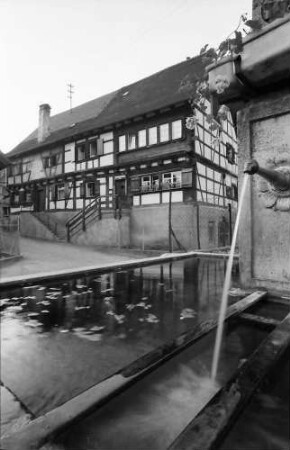 Sipplingen: Altes Fachwerkhaus, Vordergrund Brunnen
