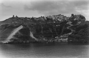 Santorini. Westliche Steilküste mit Siedlung, Bimssteinabbau und Hafenanlage