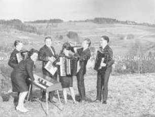 Musizieren mit Instrumenten des VEB Klingenthaler Harmonikawerke vor der Kulisse des Vogtlandes