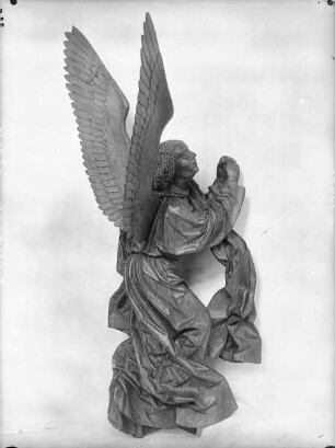 Kalvarienberg — Betender Engel mit erhobenen Händen