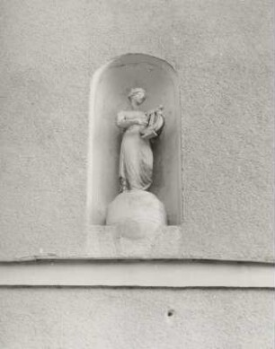 Nischenfigur mit Lyra, Markneukirchen : Nischenfigur mit Lyra. Um 1840. Doppelwohnhaus mit Laden. Markneukirchen, Unterer Markt 20/18