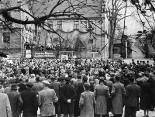 Kundgebung am Rittergut Helfenberg mit Ansprache von Dr. Kurt Fischer, Innenminister von Sachsen. An der Einfriedung die Losung "Stärkt das Bündnis der Arbeiter und Bauern", über der Hofeinfahrt das Spruchband "Herrenzeit aus