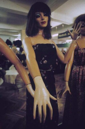 DDR. Schaufensterpuppe in schulterfreiem Kleid