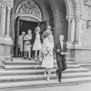 Hochzeit : Bautzen. Hochzeitsgesellschaft vor dem Portal der Maria-Martha-Kirche, August-Bebel-Platz