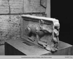 Konsole mit Reliefs von Reh, Rehbock und Mensch