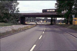 Fahrbahn Nordost der L605: Brücke von Süden