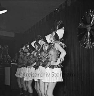 Karneval: Hotel Oldesloer Hof, Saal: Prunksitzung: Veranstalter Oldesloer Männerchor von 1844, Oldesloer Singakademie von 1946: Bühne: Auftritt der Mädchengarde: hinten links Podium, Elferrat