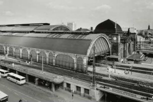Empfangsgebäude : Hauptbahnhof (1893-1898; E. Giese, P. Weidner), Empfangsgebäude. Blick vom Büro- und Geschäftshaus, Friedrich-List-Platz 2, über die südliche Bahnsteighalle