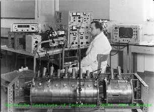 Messung der Resonanzfrequenzänderung in einem Resonator unter kontinuierlicher Beobachtung des Druckes in einem Kryostaten am Institut für Experimentelle Kernphysik (IEKP)